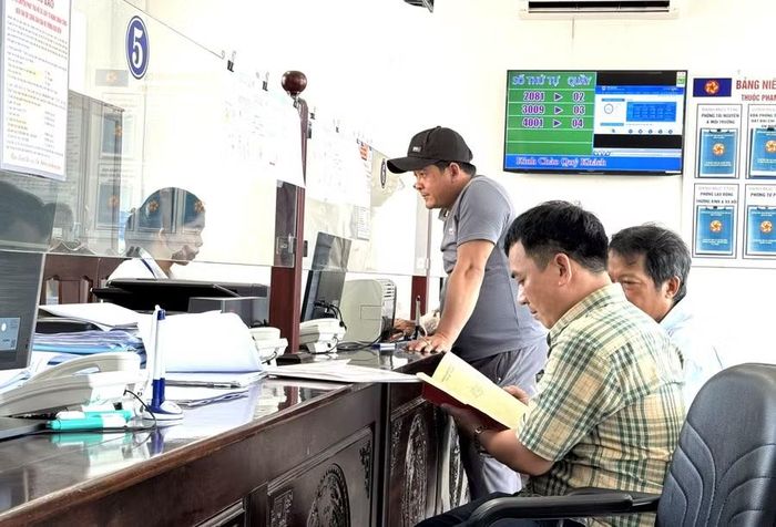  Người dân làm thủ tục hành chính về đất đai tại Trung tâm Phục vụ hành chính công phường Bình Định. Ảnh: N.H 