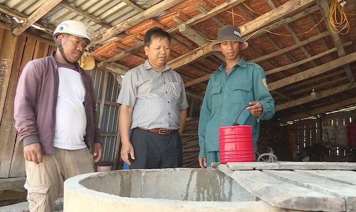 Giếng nước của gia đình ông Đinh Bắc (bên phải; làng Kuk Tung, xã Tơ Tung) thường xuyên cạn vào mùa khô. Ảnh: N.S