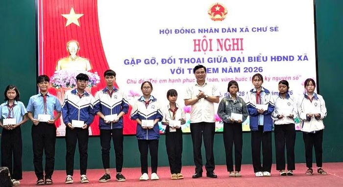  Bí thư Đảng ủy, Chủ tịch HĐND xã Chư Sê Lý Anh Sang tặng học bổng cho học sinh vượt khó. Ảnh: T.P 