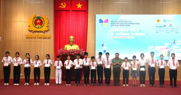  Tại lễ phát động, 18 học sinh có hoàn cảnh khó khăn được Ban tổ chức tặng các phần quà. Ảnh: Quang Tấn 
