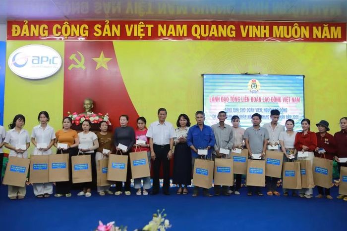  Phó Chủ tịch Tổng LĐLĐ Việt Nam Huỳnh Thanh Xuân và lãnh đạo phường Tam Quan tặng quà cho ĐV, NLĐ có hoàn cảnh khó khăn. Ảnh: ĐVCC 