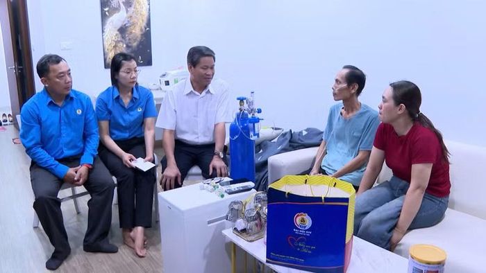  Phó Chủ tịch Tổng LĐLĐ Việt Nam Huỳnh Thanh Xuân và lãnh đạo LĐLĐ tỉnh Gia Lai thăm, tặng quà cho ông Hà Thới Hiếu, công nhân Công ty TNHH MTV In Nhân dân Bình Định. Ảnh: Nhật Trường 