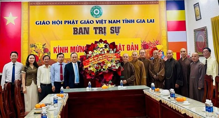 Phó Chủ tịch UBND tỉnh Dương Mah Tiệp (thứ 5 từ trái sang) tặng hoa chúc mừng Ban Trị sự Giáo hội Phật giáo Việt Nam tỉnh nhân Đại lễ Phật đản. Ảnh: Phan Tuấn 