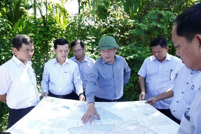  Chủ tịch UBND tỉnh Phạm Anh Tuấn kiểm tra thực địa khu vực quy hoạch bố trí tái định cư cho các hộ dân bị ảnh hưởng bởi thiên tai tại xã Tuy Phước. Ảnh: Hồng Phúc 