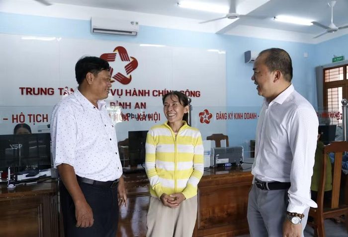  Thực hiện mô hình chính quyền địa phương 2 cấp, người dân hài lòng khi dịch vụ hành chính công có nhiều chuyển biến rõ nét. Ảnh: Hồng Phúc 