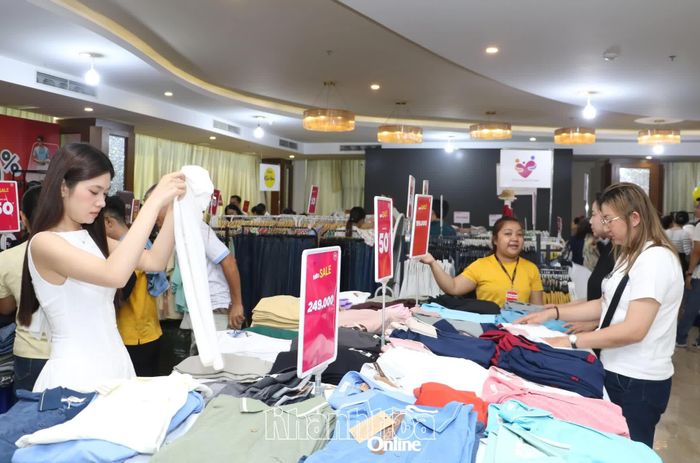 Nhiều du khách tham quan, mua sắm tại chương trình.