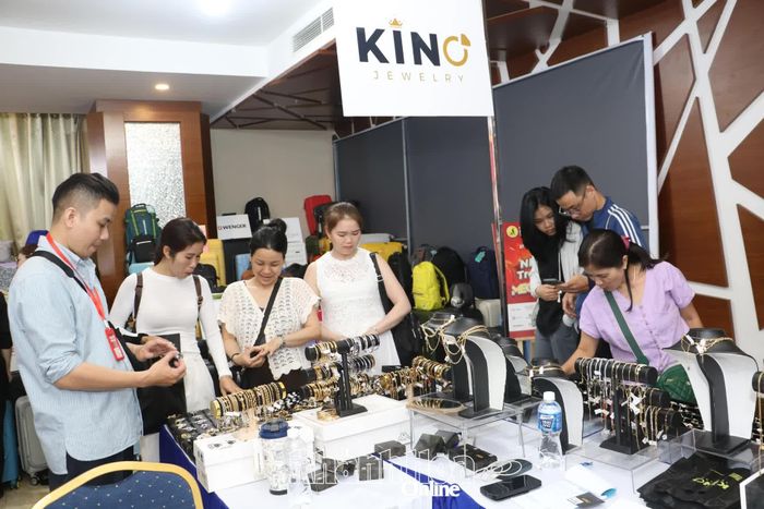 Đông đảo người dân và du khách tham quan, mua sắm.