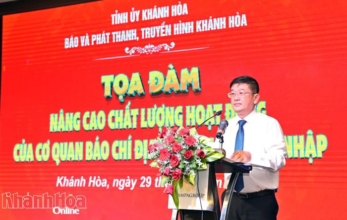 Ông Lê Hoàng Triều - Phó Giám đốc phụ trách Báo và Phát thanh, Truyền hình Khánh Hòa phát biểu đề dẫn. Ảnh: VĨNH THÀNH