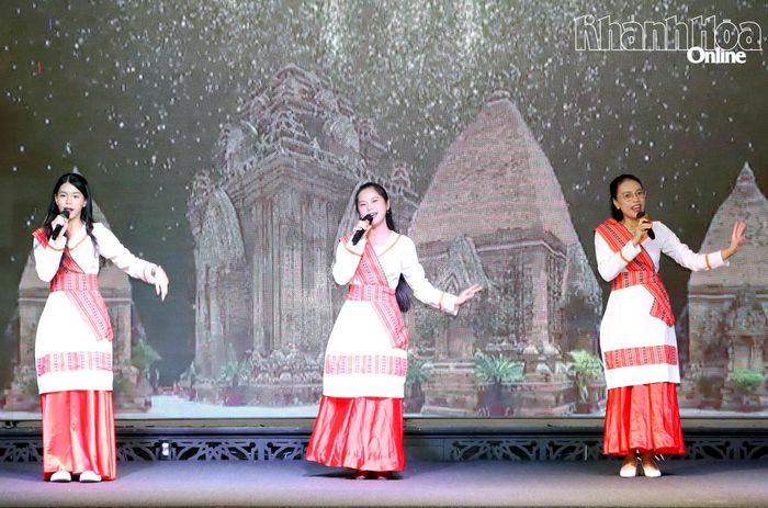 Tiết mục văn nghệ chào mừng buổi tọa đàm. 