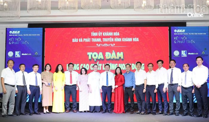 Các đại biểu chụp ảnh lưu niệm tại buổi tọa đàm.