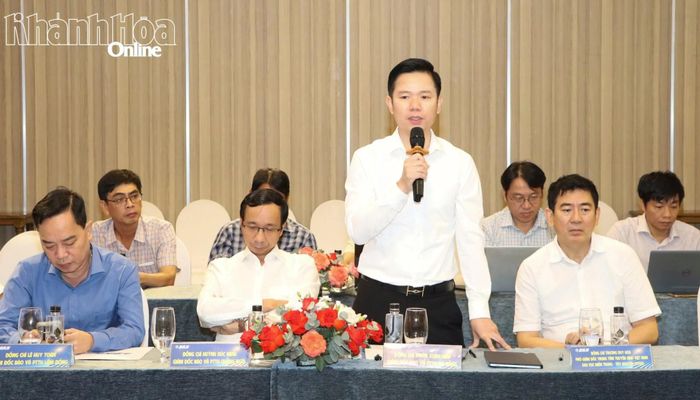 Ông Đoàn Xuân Hiếu - Giám đốc Báo và Phát thanh - Truyền hình Đà Nẵng trao đổi những khó khăn sau sáp nhập.