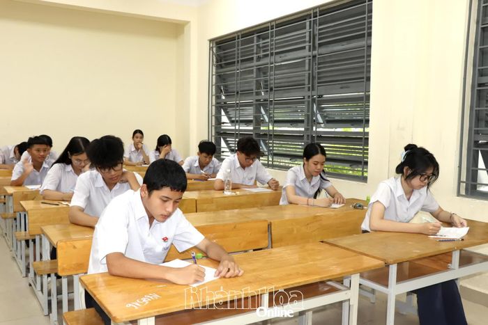 Thí sinh điền thông tin vào giấy thi.