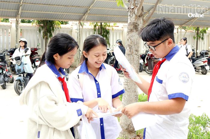 Thí sinh tại điểm thi Trường THPT Nguyễn Trãi - Phan Rang trao đổi bài sau giờ thi môn Tiếng Anh. Ảnh: LÂM ANH