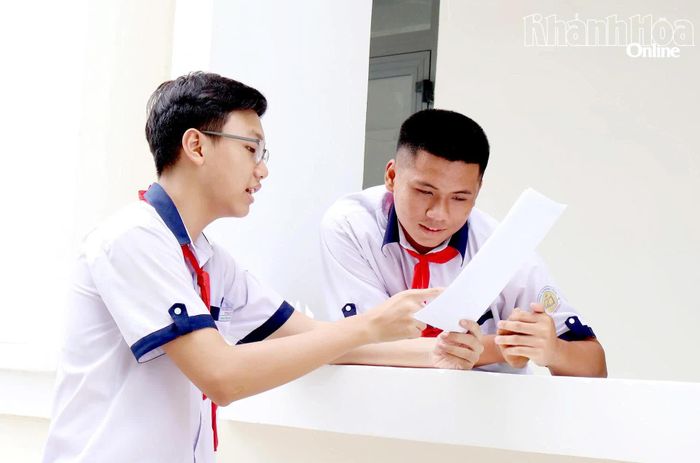 Thí sinh tại điểm thi Trường THPT Nguyễn Trãi - Phan Rang trao đổi bài sau giờ thi môn Tiếng Anh. Ảnh: LÂM ANH