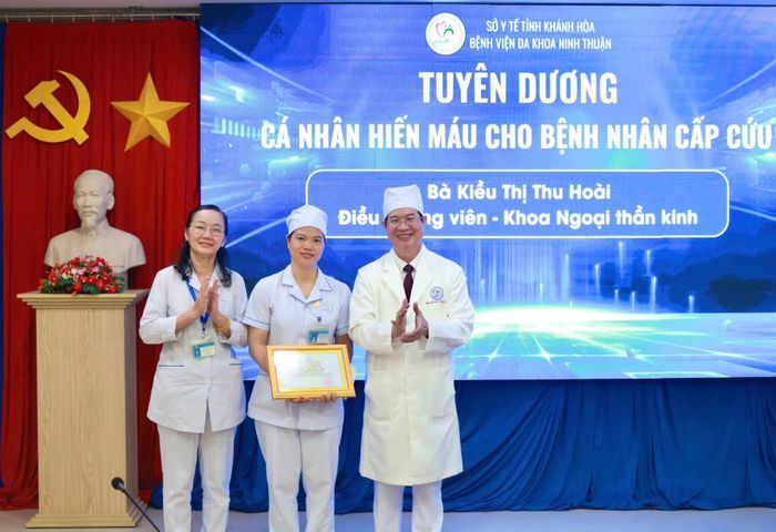 Lãnh đạo Bệnh viện Đa khoa Ninh Thuận tuyên dương điều dưỡng Kiều Thị Thu Hoài.