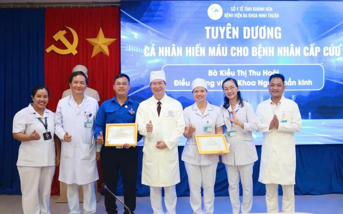 Lãnh đạo Bệnh viện Đa khoa Ninh Thuận và các cá nhân được tuyên dương chụp hình lưu niệm.