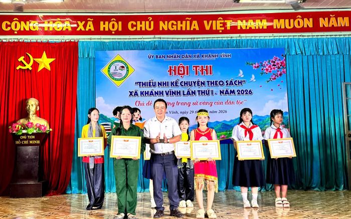 Trao giải cho các đội đoạt giải tại hội thi. Ảnh: PHÙNG QUỲNH