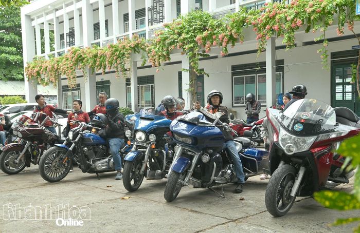 Đoàn vận động viên Câu lạc bộ Mô tô thể thao H-D TP. Hồ Chí Minh đến Trường Tiểu học Phước Đồng.