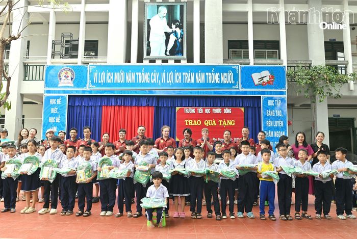 Câu lạc bộ Mô tô thể thao H-D TP. Hồ Chí Minh tặng quà cho học sinh vượt khó học giỏi.