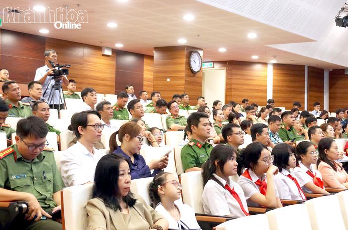 Các đại biểu cùng nhiều học sinh tham dự chương trình tại điểm cầu Khánh Hòa.