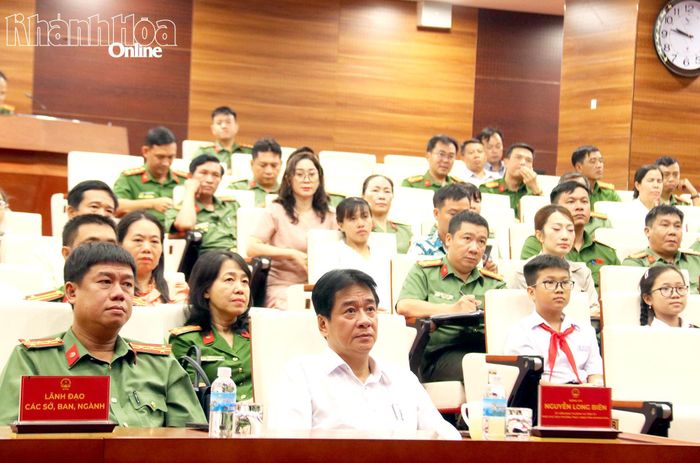 Phó Chủ tịch Thường trực UBND tỉnh Nguyễn Long Biên cùng các đại biểu tham dự chương trình tại điểm cầu Khánh Hòa.
