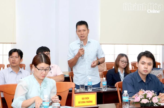 Đại diện doanh nghiệp phát biểu.