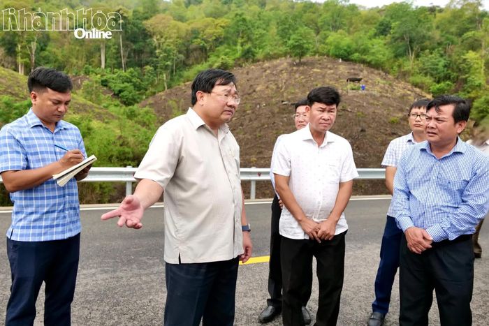 Phó Chủ tịch UBND tỉnh Trịnh Minh Hoàng kiểm tra thực tế công tác khôi phục, trồng lại rừng trên tuyến đường Tân Sơn - Tà Năng, xã Anh Dũng.