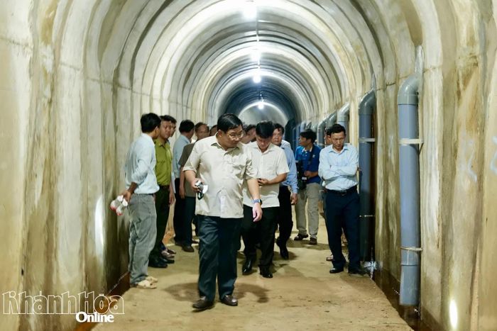 Phó Chủ tịch UBND tỉnh Trịnh Minh Hoàng kiểm tra hành lang kiểm tra đập thuộc công trình hồ chứa nước Sông Than, xã Anh Dũng.