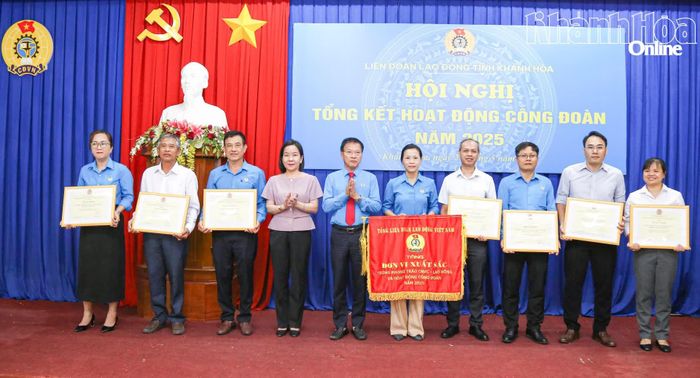 Đồng chí Hà Hồng Hạnh và đồng chí Phan Thanh Liêm trao cờ thi đua và bằng khen của Tổng LĐLĐ Việt Nam cho các tập thể.