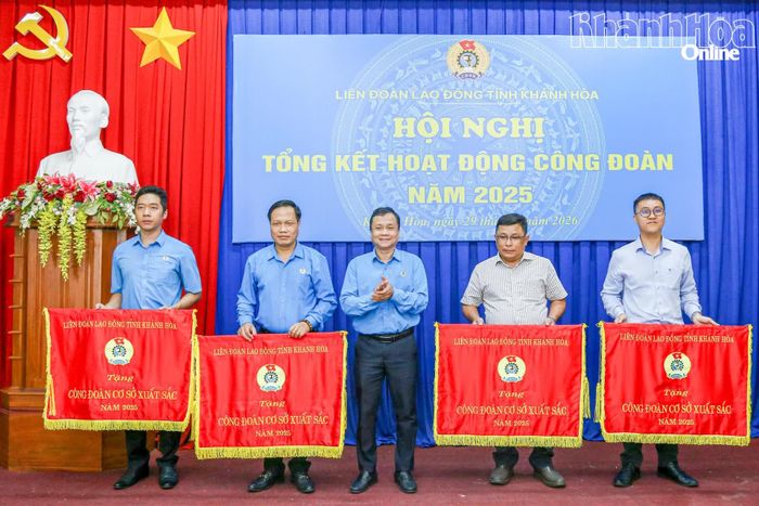 Các tập thể xuất sắc nhận cờ thi đua của LĐLĐ tỉnh.