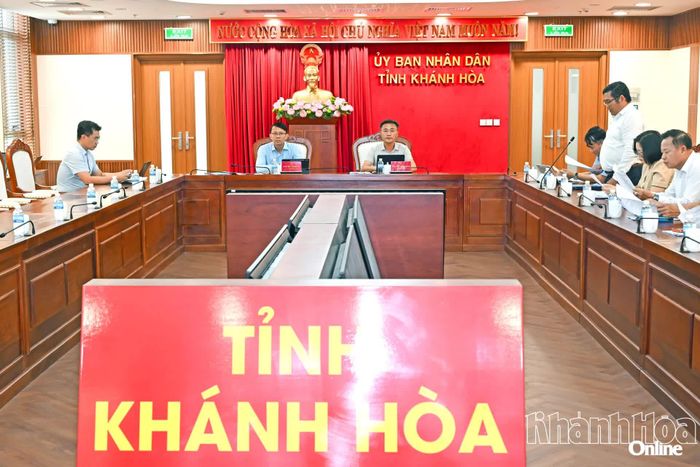 Quang cảnh cuộc họp tại trụ sở UBND tỉnh.