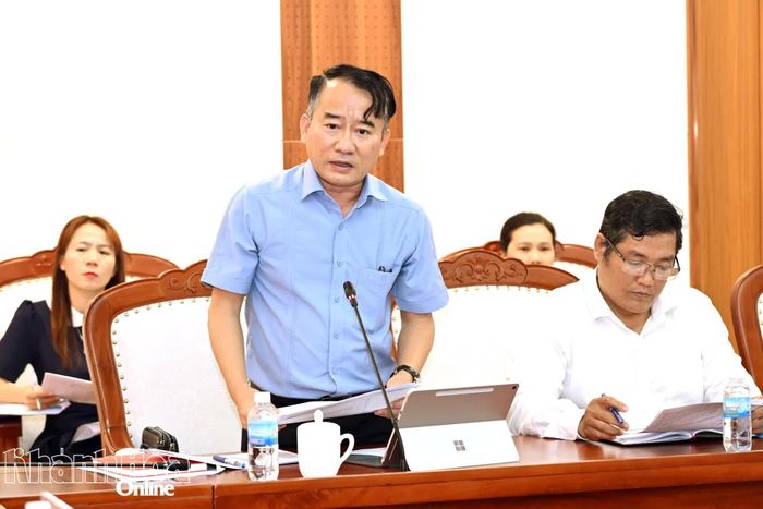 Lãnh đạo Sở Nội vụ báo cáo tại cuộc họp.