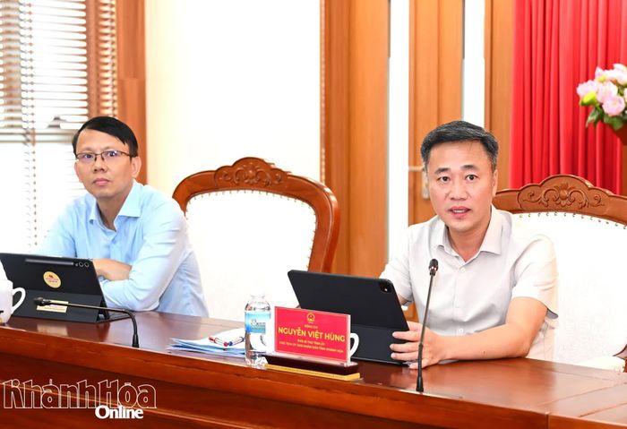 Đồng chí Nguyễn Việt Hùng và đồng chí Nguyễn Thanh Hà trao đổi với các sở, ngành, địa phương.
