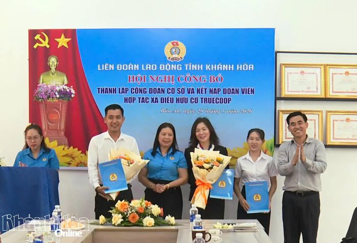 Đại diện Liên đoàn lao động tỉnh và lãnh đạo Hợp tác xã trao quyết định và tặng hoa chúc mừng Ban Chấp hành Công đoàn HTX Điều Hữu cơ Truecoop.