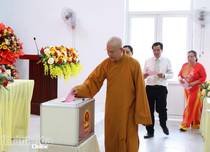 Đại biểu bỏ phiếu bầu.