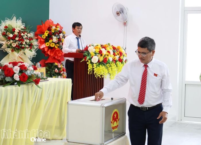 Các đại biểu bỏ phiếu bầu chức danh Chủ tịch HĐND phường Ninh Chử khóa II, nhiệm kỳ 2026 - 2031.
