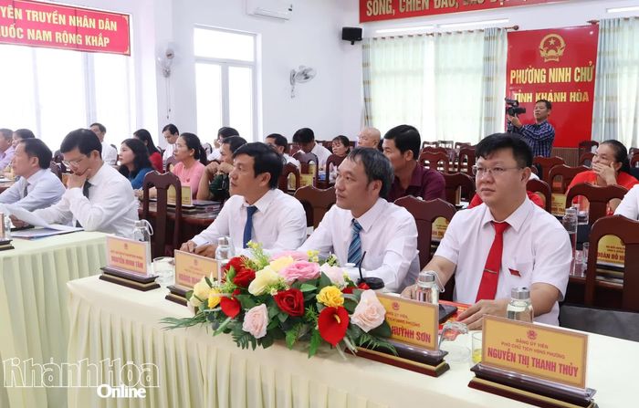 Các đại biểu dự kỳ họp.