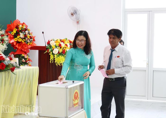 Đại biểu bỏ phiếu bầu.