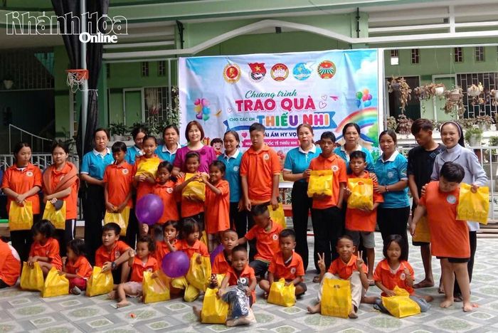 Hội Liên hiệp Phụ nữ xã trao quà cho các thiếu nhi.