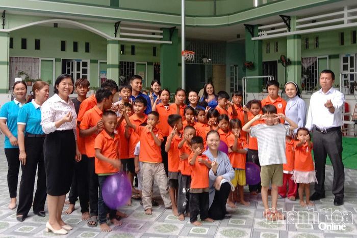 Lãnh đạo Ủy ban MTTQ Việt Nam xã giao lưu, chụp hình cùng các thiếu nhi ở Mái ấm Hy vọng.