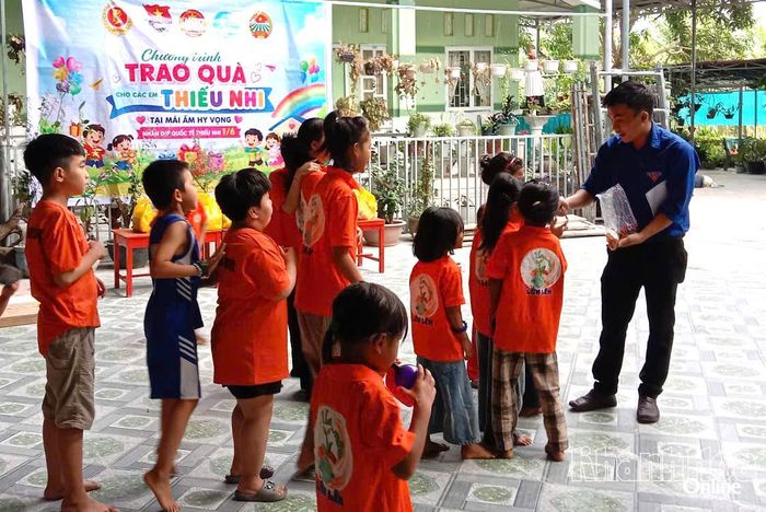 Đoàn xã Suối Dầu giao lưu với các thiếu nhi ở Mái ấm Hy vọng.