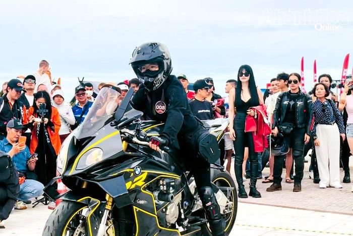 Các Miss Moto bắt đầu tranh tài các nội dung đầu tiên.