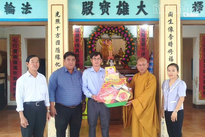 Lãnh đạo Ủy ban MTTQ Việt Nam xã tặng quà chùa Đồng Quang.