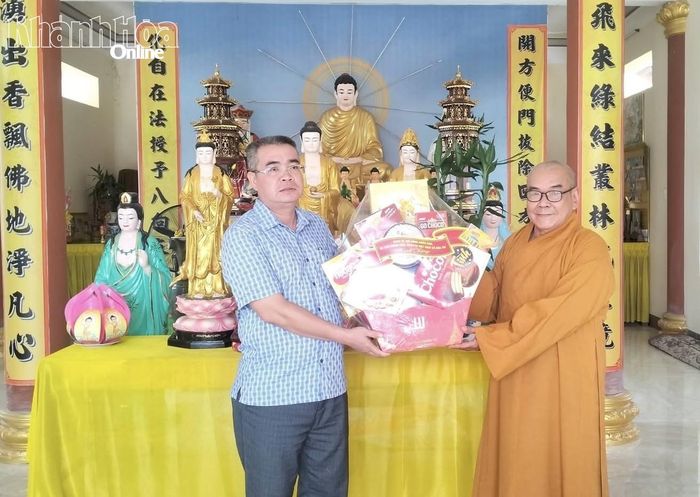 Lãnh đạo Đảng ủy xã Hòa Trí thăm, tặng quà chùa Linh Sơn.