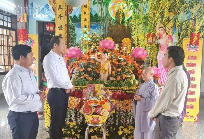 Đồng chí Trần Văn Phải - Bí thư Đảng ủy, Chủ tịch HĐND xã thăm, tặng quà chùa Phước Thành.