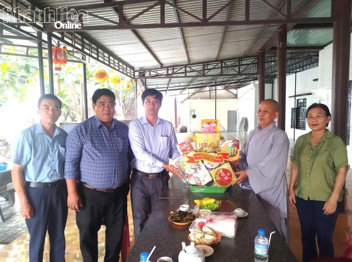Lãnh đạo Ủy ban MTTQ Việt Nam xã tặng quà chùa Khánh Sơn.