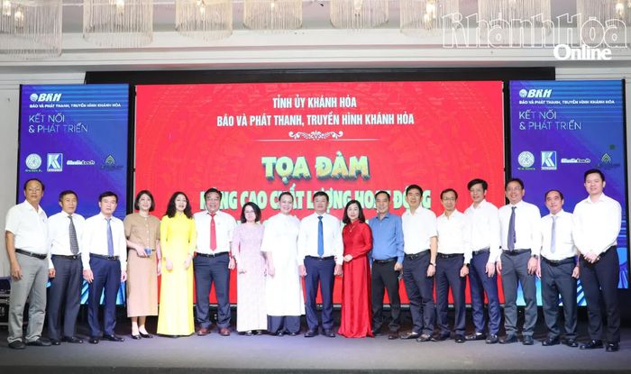 Các đại biểu tại tọa đàm.