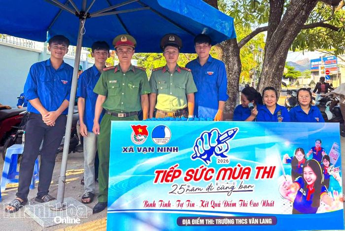 Công an xã Vạn Ninh đảm bảo an ninh, trật tự tại điểm thi Trường THCS Văn Lang.