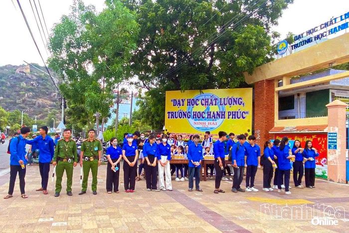 Công an phường Ninh Chử đảm bảo an ninh, trật tự tại điểm thi Trường THPT Ninh Hải.