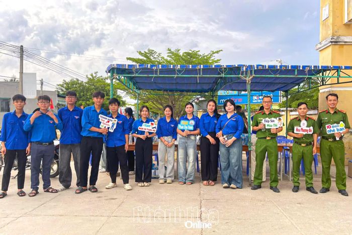 Công an xã Vĩnh Hải đảm bảo an ninh, trật tự tại điểm thi Trường THPT Phan Chu Trinh.
